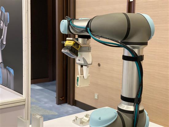 首次参展进博会的丹麦优傲机器人把一款六轴协作机器人带到了对接会现场。澎湃新闻记者 俞凯 图